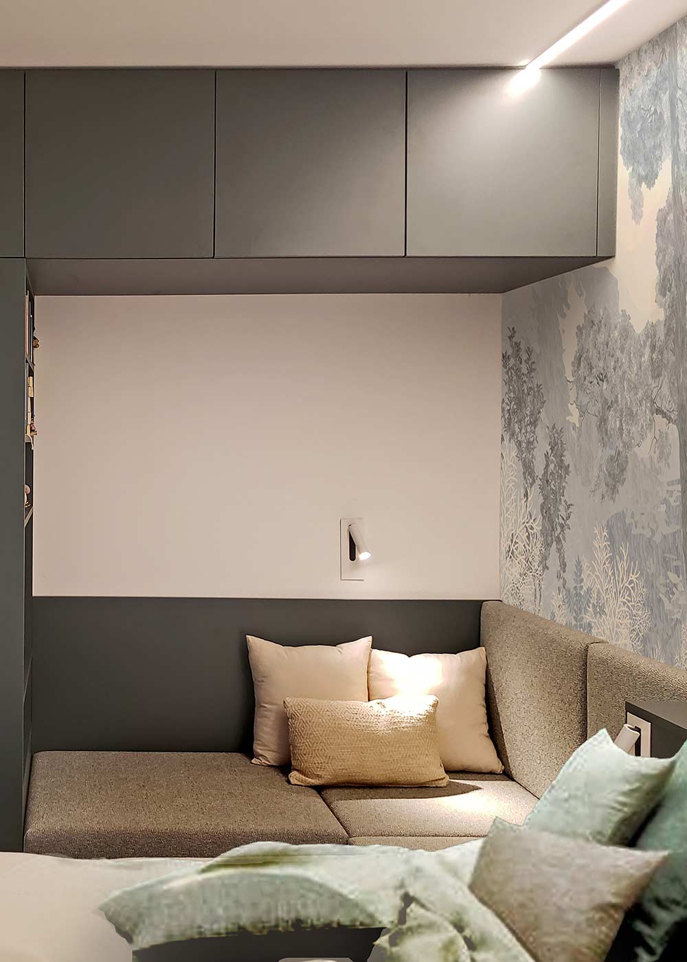Elternsuite mit Schlafbereich und Arbeitszone in einer Maisonette.