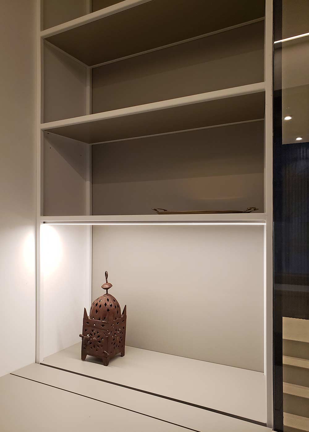 Elternsuite mit Stauraum und Arbeitsbereich.
