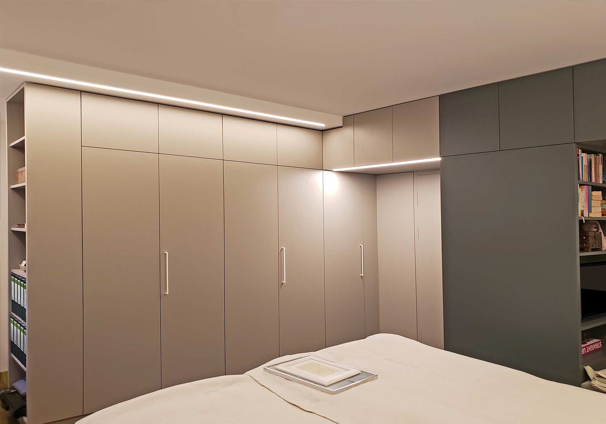 Blick in die Elternsuite mit Schlafbereich und Badzugang.