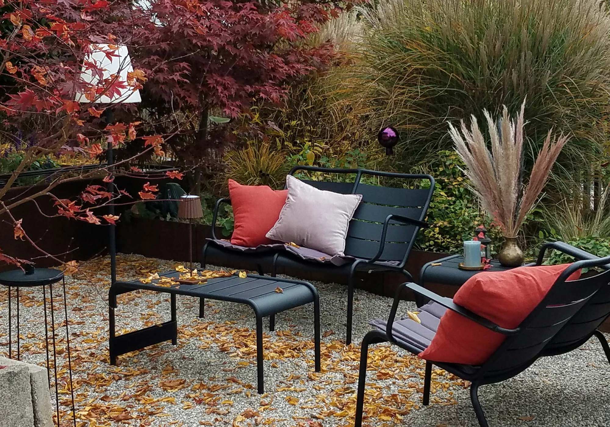 Gartenkonzept mit Pflanzflächen und Sitzbereich.