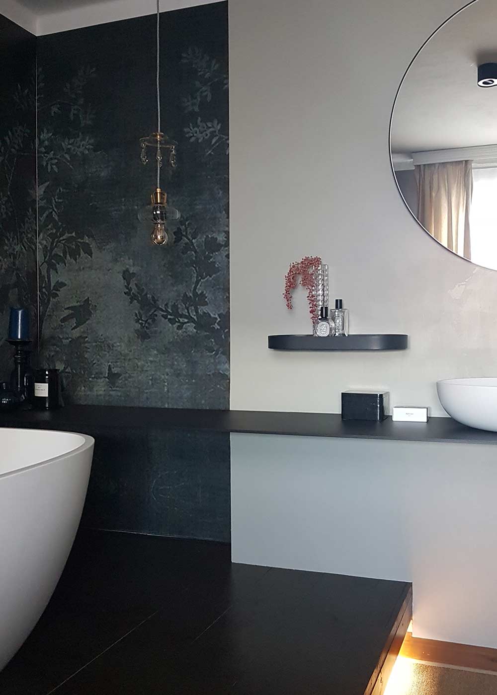 Landhausbad mit Wanne und Einbauten.