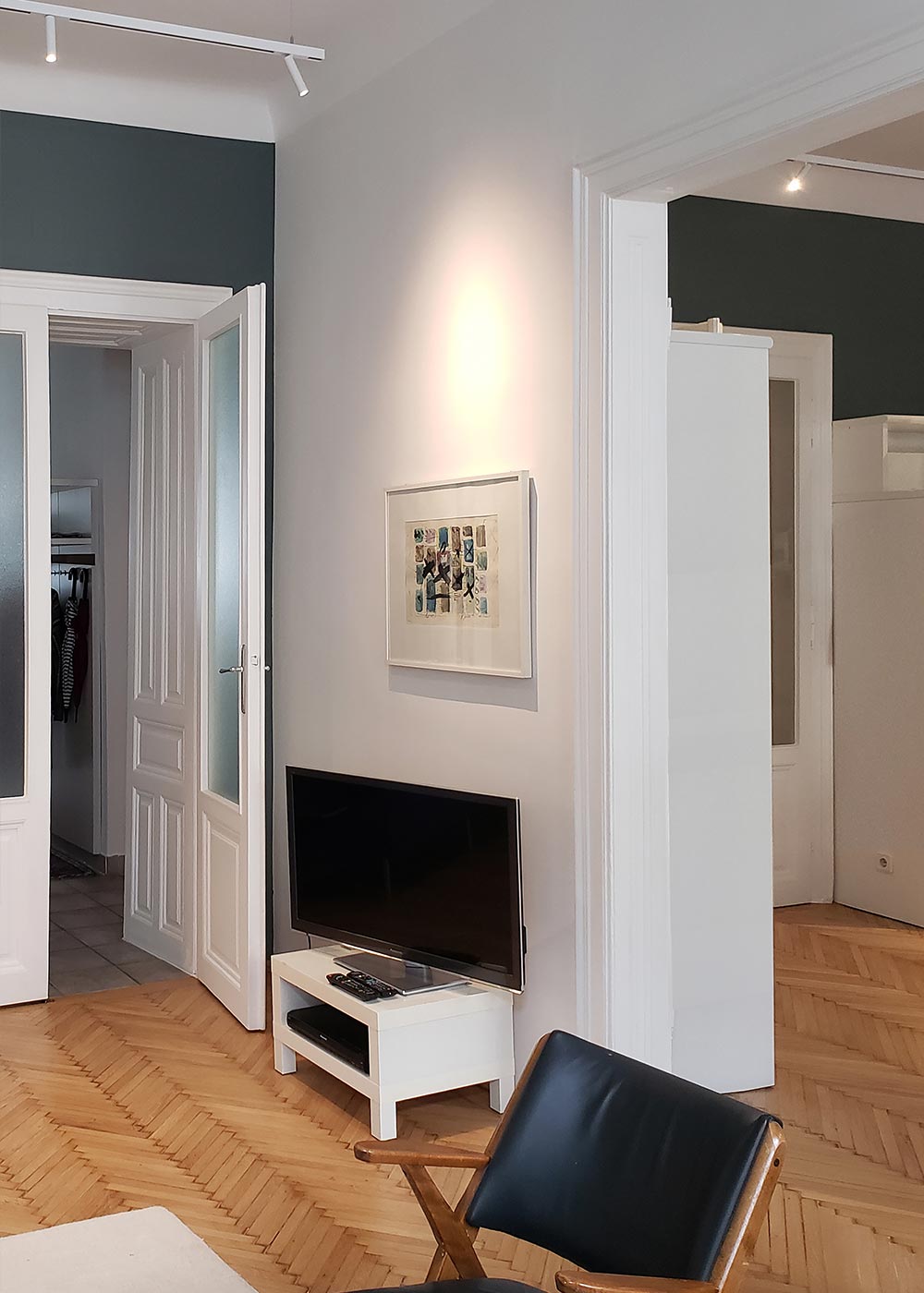 Altbauwohnung mit Licht- und Farbkonzept.