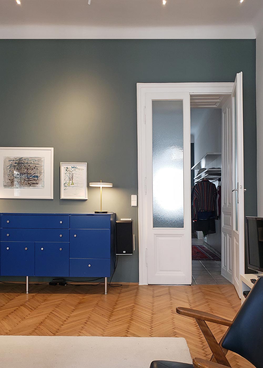Wohnraum in einer Wiener Altbauwohnung mit abgestimmtem Licht.
