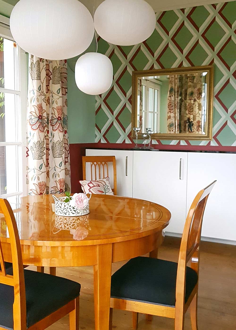 Wohnzimmer mit Möbeln und Wandgestaltung.