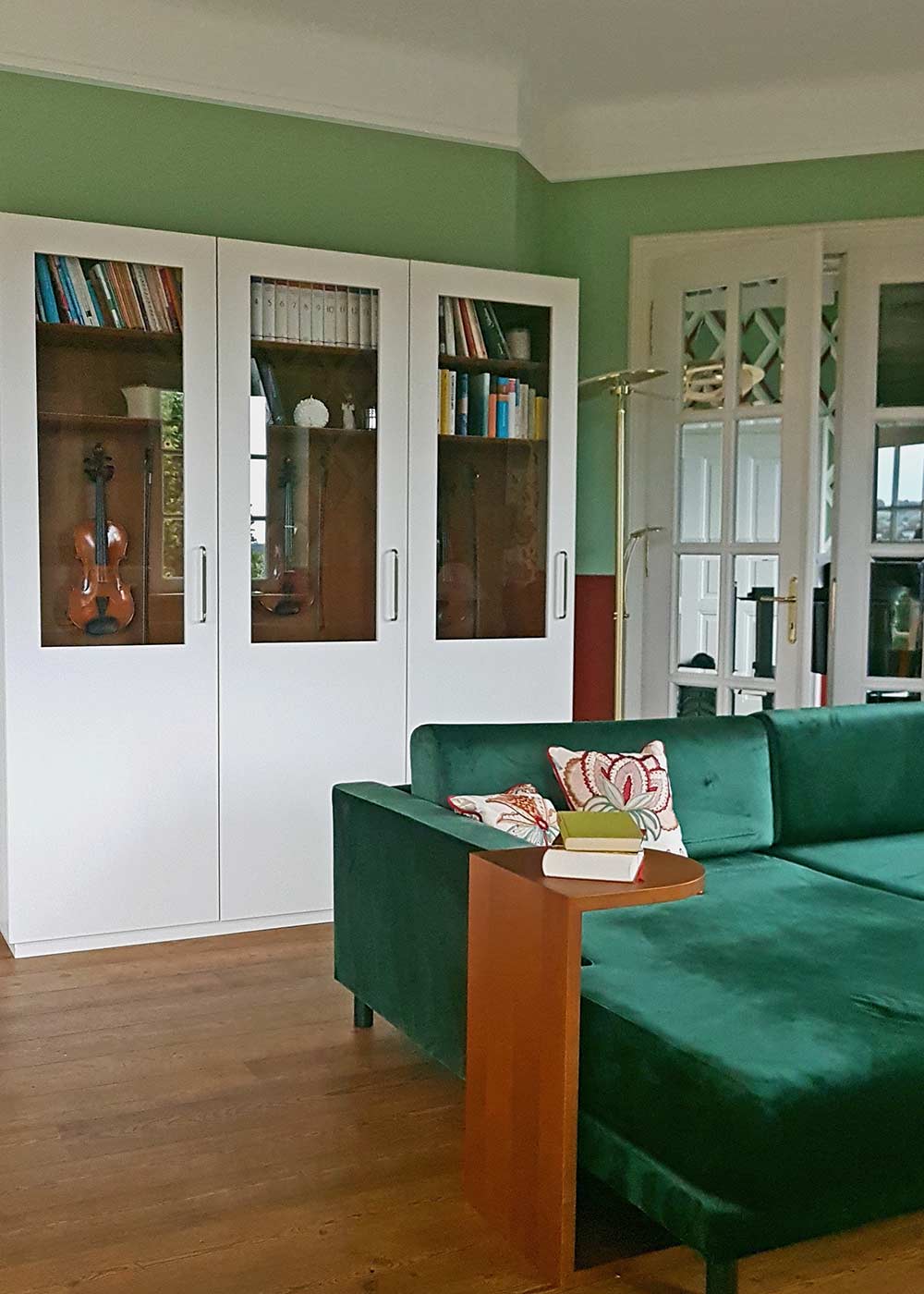 Wohnzimmer mit Stauraum und Innenausbau.